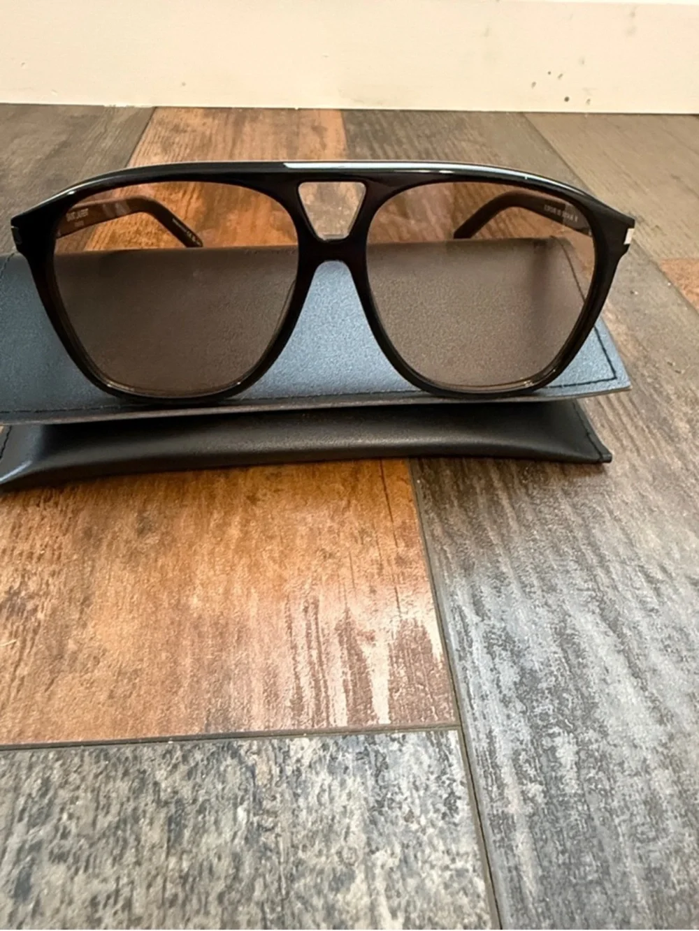 Saint Laurent Black Frame
Sunglasses with Brown/Amber
Lenses SL596 DUNE - Picture 10 of 10